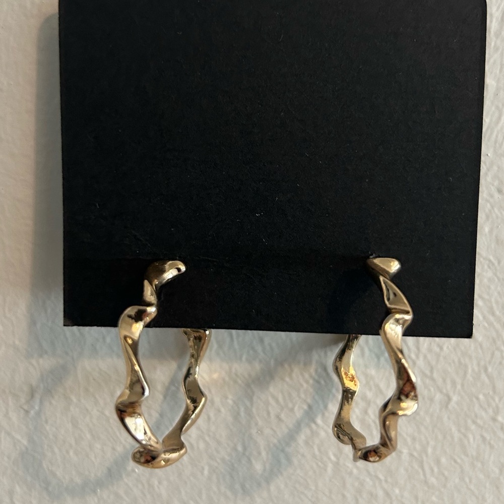 ❤️4/$20 Gold Tone Hoop Earrings